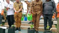 Pj Wali Kota Kendari Launching Gerakan Penanaman Tomat dan Cabai di Sekolah hingga Puskesmas