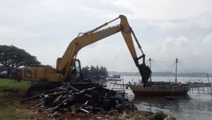 Pemkot Kendari Bersihkan Bangkai-bangkai Kapal di Teluk Kendari