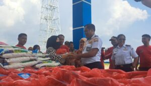 KUPP Molawe Bersama Dharma Wanita Berbagi Paket Sambako dan Daging Sapi ke Warga