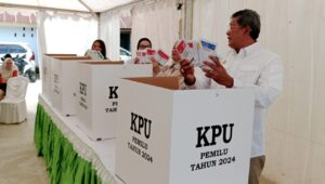 Salurkan Hak Pilih, Pj Wali Kota Kendari Boyong Istri dan Anak ke TPS 23