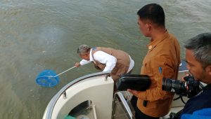 Hari Peduli Sampah Nasional, Pj Wali Kota Bersih-bersih Sampah Plastik di Teluk Kendari