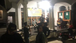 Puluhan Masyarakat Aliansi Peduli Pemilu Sultra Geruduk Bawaslu Kendari Malam Hari Minta PSU