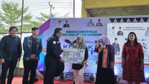 Wamen Ketenagakerjaan Serahkan Santunan BPJS Ketenagakerjaan kepada Ahli Waris di Kolaka