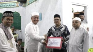 Safari Ramadan di Masjid Nurul Hidayat, Sekda Kota Kendari Serahkan Bantuan untuk Pengurus Masjid