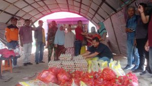 Pemkot Kendari Serahkan Bantuan ke Warga Korban Banjir di Mandonga