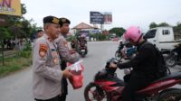 Personel Dit Pamobvit Polda Sultra Berbagi Takjil di Bundaran Adibahasa