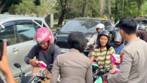 Bidhumas Polda Sultra Berbagi Takjil di Depan Mako