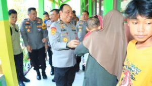 As-SDM Kapolri dan Rombongan Hibur Anak-anak Korban Banjir Demak di Posko Trauma Healing