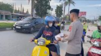 Dit Binmas Polda Sultra Berbagi Takjil Bersama Masyarakat di Bundaran Tank Andonouhu