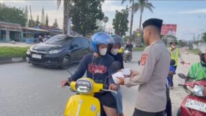 Dit Binmas Polda Sultra Berbagi Takjil Bersama Masyarakat di Bundaran Tank Andonouhu