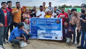 Asosiasi Komunitas Tertib Lalulintas Berbagi Paket Sembako kepada Warga TPA Punggolaka