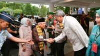 Pj Wali Kota Kendari bersama Istri Sambut Kedatangan Wapres RI dan Istri di Kendari