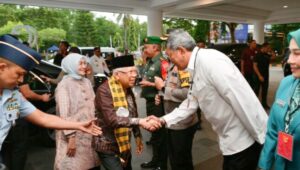 Pj Wali Kota Kendari bersama Istri Sambut Kedatangan Wapres RI dan Istri di Kendari