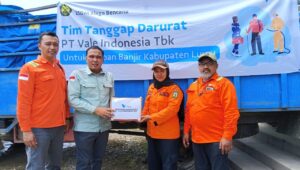 PT Vale Serahkan Bantuan Kemanusiaan untuk Korban Banjir Bandang dan Longsor di Luwu