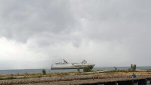 Kapal Jetliner Kandas Di Depan Pelabuhan Pelelangan Ikan Pasar Laino Raha