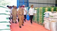 Presiden Jokowi Tinjau Stok Beras di Gudang Bulog Laende dan Bagikan Bantuan Pangan di Muna