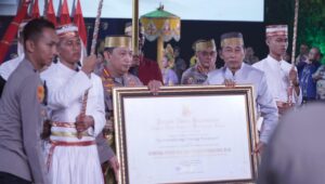 Kapolri Diberi Gelar Adat Pusaka oleh Dewan Adat dan Kerajaan di Sulawesi Selatan