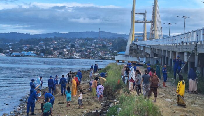 Hari Laut Sedunia, Ditpolairud Polda Sultra Bersih-bersih Pantai dan Laut di Kendari