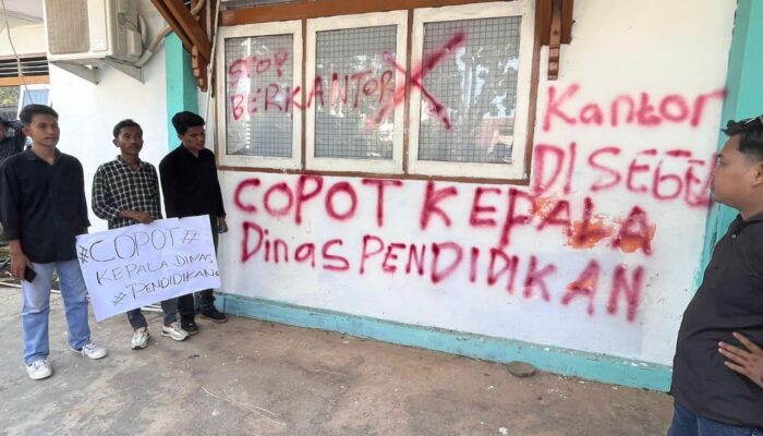 Kantor Dinas Pendidikan Bombana Disegel Masa Imbas Kadisnya Diduga Berpolitik Praktis