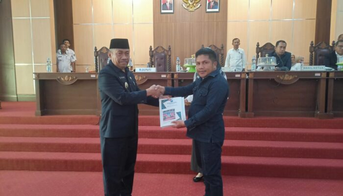 Plt Bupati Muna Serahkan LKPj 2023 ke DPRD Muna