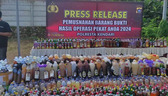 Polresta Kendari Musnahkan Ratusan Botol dan Jerigen Minuman Keras Tradisional hingga Pabrikan