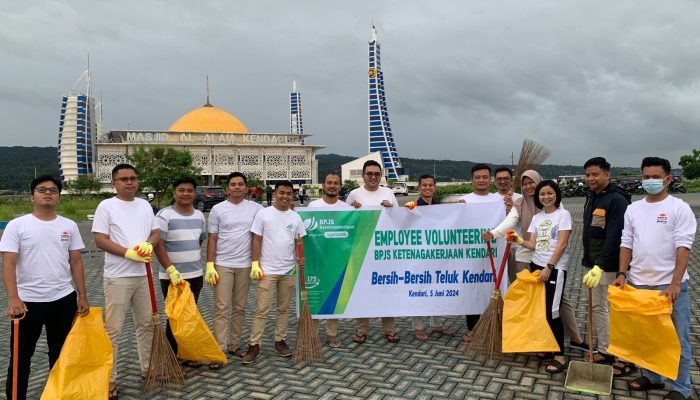 Peringati Hari Lingkungan Hidup, BP Jamsostek Kendari Bersih-bersih Teluk Kendari