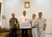 Jasa Raharja Sultra Salurkan Bantuan Penataan Taman Bundaran Depan RSUD Kota Kendari ke DLHK