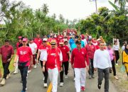 Ribuan Masyarakat Muna Timur Jalan Sehat Bersama Plt Bupati Muna dan Mahasiswa UGM