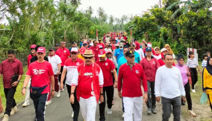 Ribuan Masyarakat Muna Timur Jalan Sehat Bersama Plt Bupati Muna dan Mahasiswa UGM