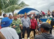 Plt Bupati Muna Bagikan 11 Perahu dan 6 Mesin Kapal kepada Nelayan di Desa Renda