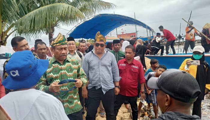 Plt Bupati Muna Bagikan 11 Perahu dan 6 Mesin Kapal kepada Nelayan di Desa Renda