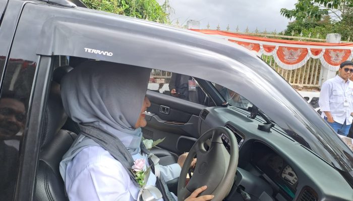 Tampil Beda, Giona Menyopir Sendiri ke KPU Bersama Subhan Mendaftar Calon Walikota