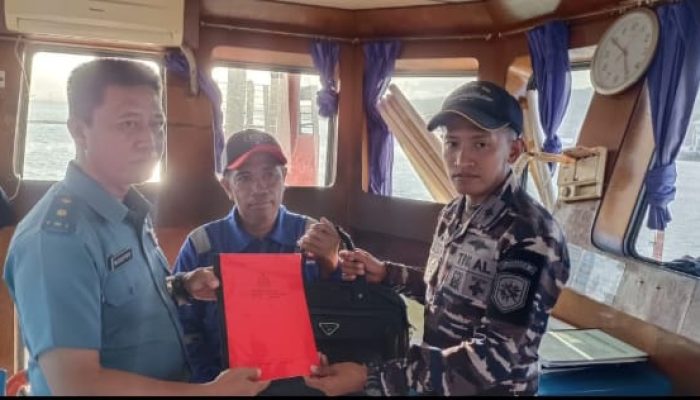 KRI Ajak-653 Koarmada II Serahkan Kapal Bermuatan Ore Nikel CV Unaha Bakti kepada Lanal Kendari