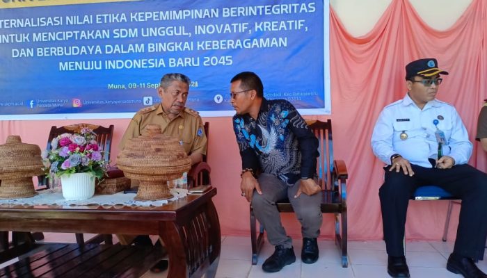 Plt Bupati Mengimbau Masyarakat Muna Agar Menguliahkan Anaknya Masuk Saja di UKPM