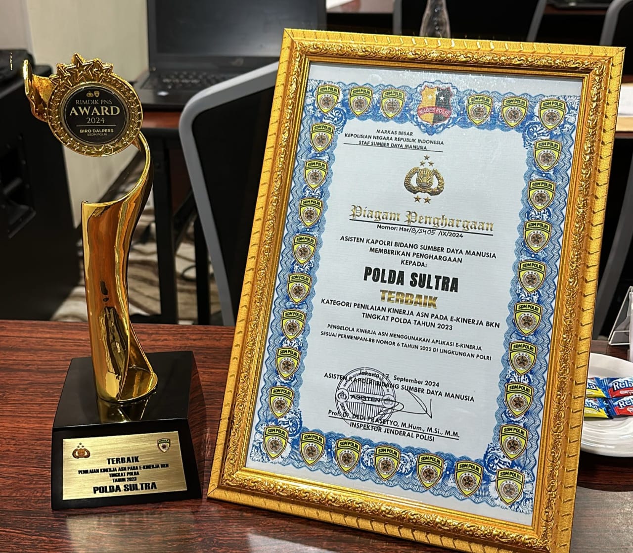 Biro SDM Polda Sultra raih penghargaan Polda Terbaik dalam penilaian kinerja ASN. (Foto: Ist/KR)