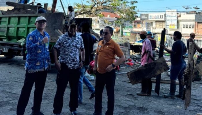 Pj Wali Kota Kendari Intruksikan OPD Teknis Tata Kembali Pasar Sentral Wuawua untuk Pedagang