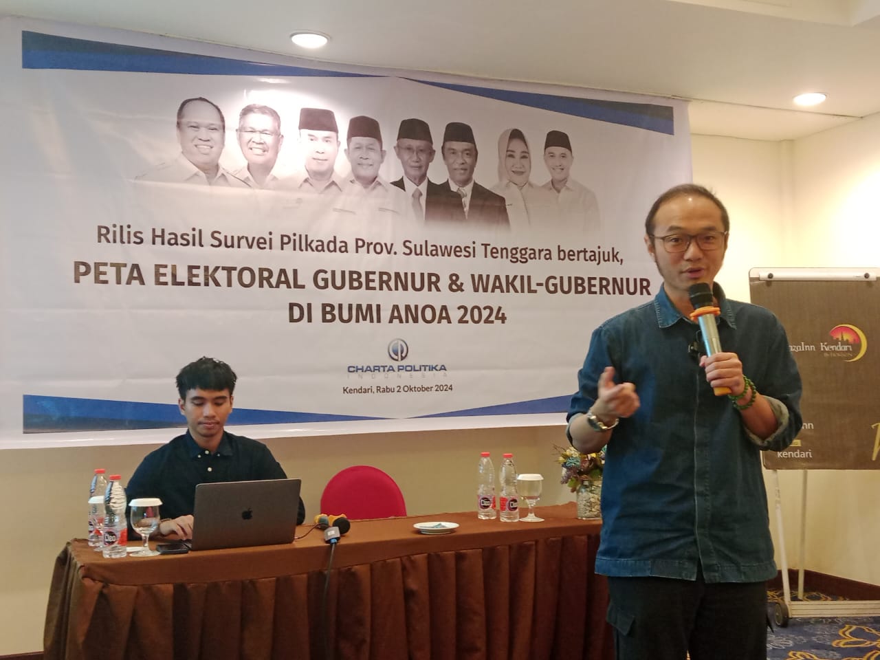 Direktur Eksekutif Charta Politika Indonesia, Yunarto Wijaya, saat menyampaikan hasil survei pada tanggal 13 s.d 20 September 2024. (Foto: Hasrul/KR)