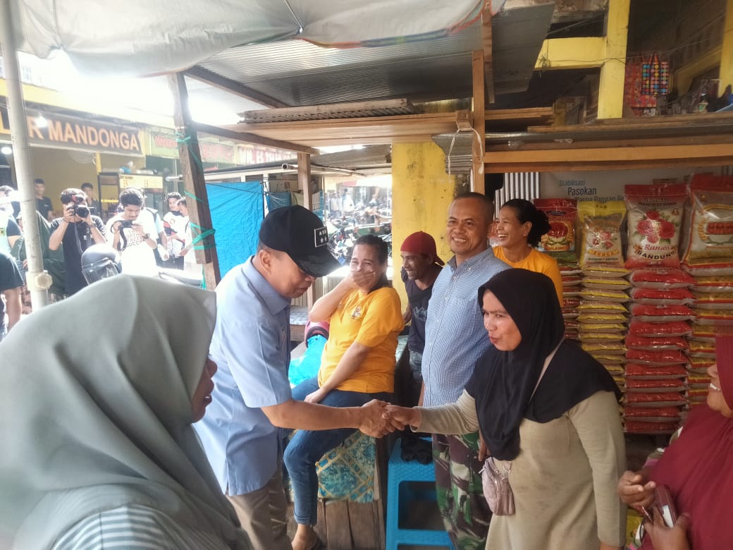 Kampanye blusukan calon Gubernur Sultra, Andi Sumangerukka, di Pasar Mandonga Kendari. (Foto: Ist/KR)