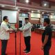 La Ode Tariala (kanan) saat menerima palu sidang menjadi ketua DPRD Sementara pada pelantikan Anggota DPRD periode 2024-2029 yang diserahkan oleh pimpinan sidang sementara Hery Asiku. (Foto: Hasrul/KR)