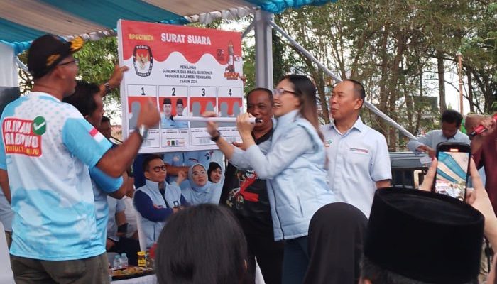 Kampanye di Kendari, ASR-Hugua Simulasikan Cara Coblos Nomor 2 di Pilgub Sultra kepada Warga