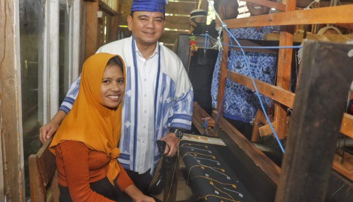 Kunjungi Kampung Masalili Muna, Pj Gubernur: Lestarikan Tenun dan Kembangkan UMKM