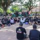 Calon Wali Kota dan Wakil Wali Kota Kendari, Aksan Jaya Putra dan Andi Sulolipu berdialog dengan peserta lomba lari 1.000 meter yang diselenggarakan oleh Komunitas RIOT di Lapangan Benu-benua. (Foto: Ist/KR)