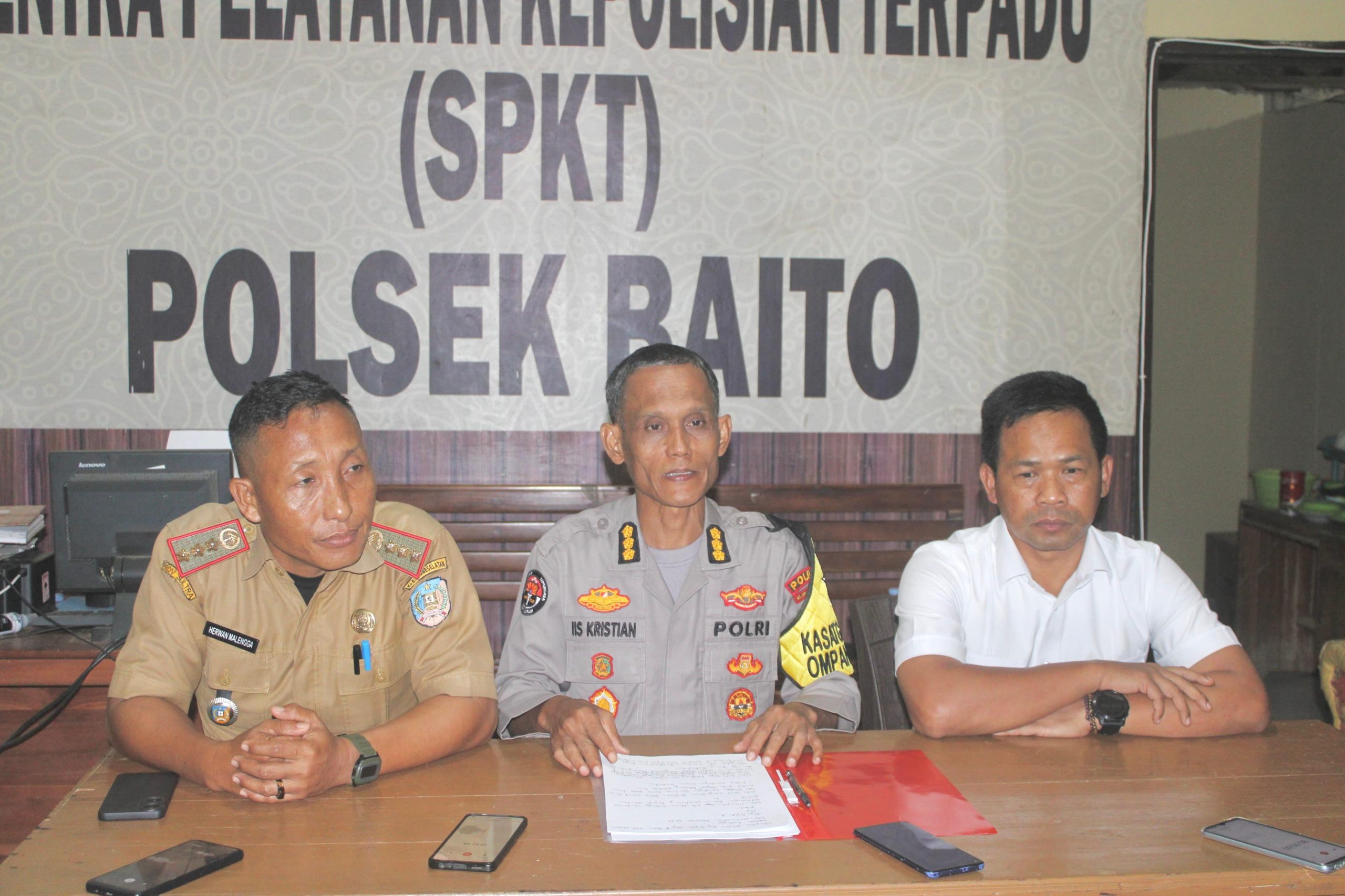 Konferensi pers Polda Sultra mengklarifikasi peristiwa kerusakan kaca mobil dinas Camat Baito di Polsek Baito, Konsel, Selasa (29 Oktober 2024). (Foto: Ist/KR)