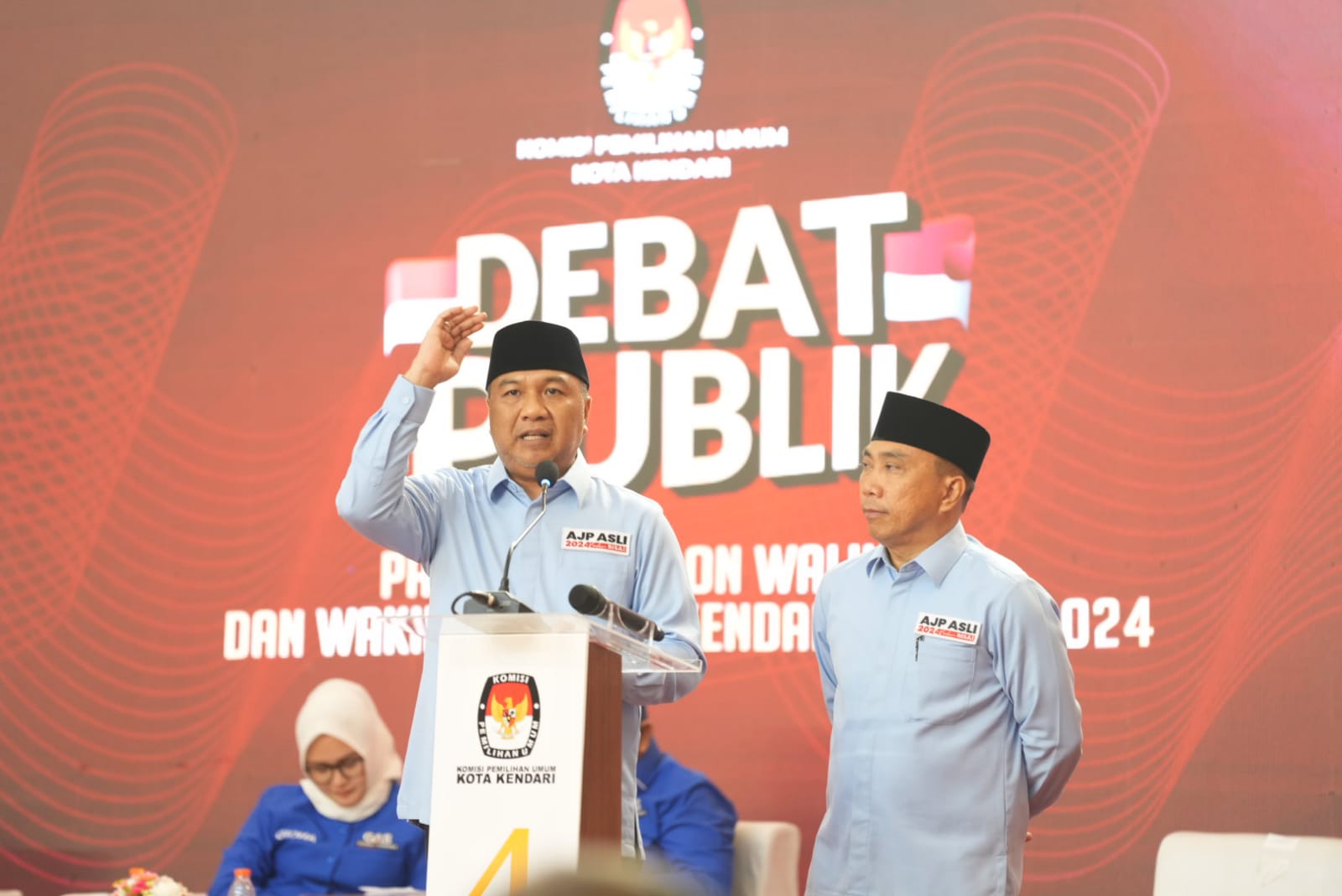 Aksan Jaya Putra dan Andi Sulolipu saat debat publik pertama calon Walikota dan Wakil Walikota. (Foto: Ist/KR)