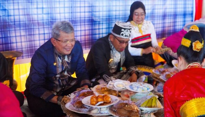 Pj Wali Kota Kendari Ikut Memeriahkan Tradisi Kande-Kandea Perayaan HUT Kota Baubau ke-483