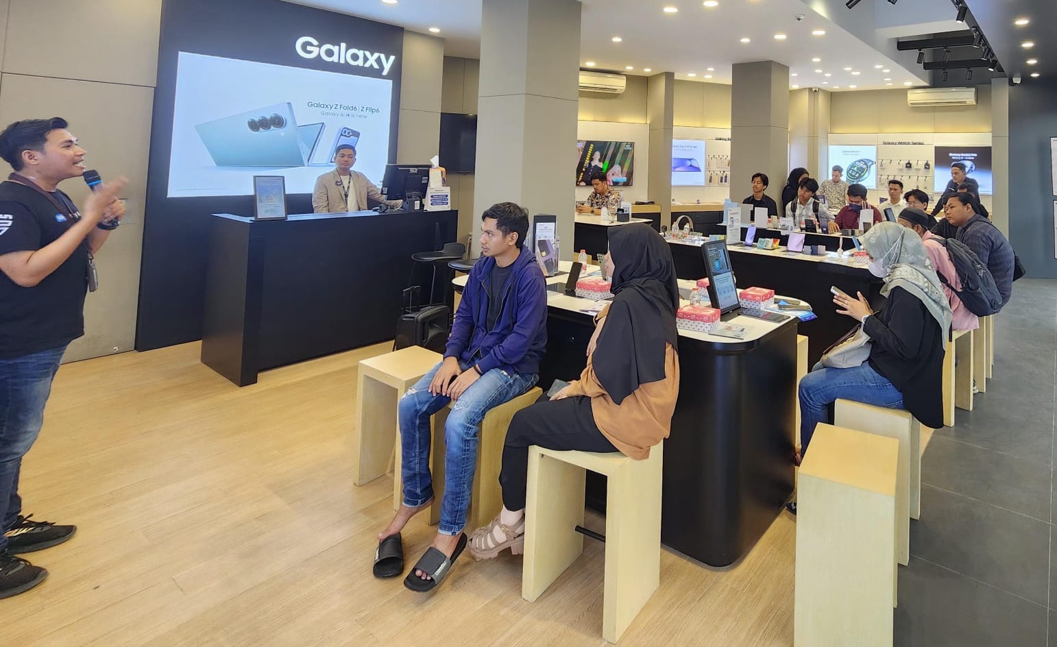Samsung Experience Store Kendari menggelar Samsung Experience Day bersama Costumer, Jumat (1/11/2024). (Foto: Hasrul/KR)