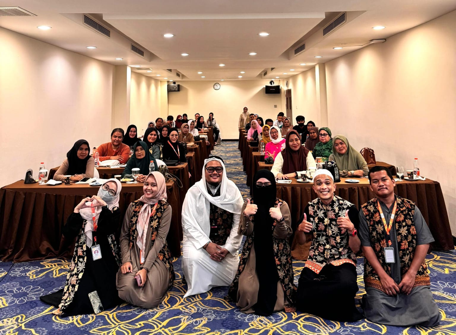 Warga Kendari yang diberangkatkan umrah gratis oleh AJP-ASLI mulai mengikuti manasik umrah di travel dan bersiap untuk keberangkatan. (Foto: Ist/KR)