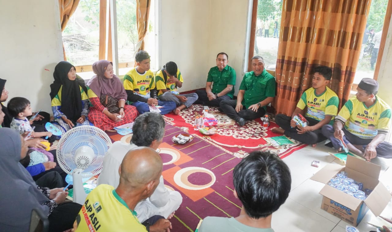 Pasangan Wali Kota Kendari Aksan Jaya Putra dan Andi Sulolipu blusukan dan berdialog dengan warga di Kelurahan Anduonuhu. (Foto: Isal/KR)