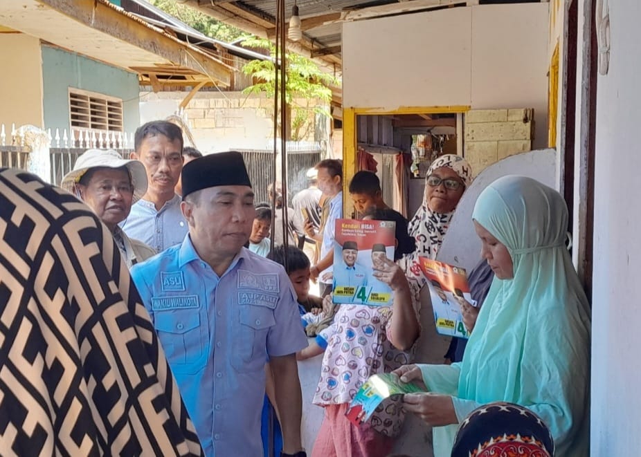 Calon Wakil Wali Kota Kendari,.Andi Sulolipu blusukan mengunjungi rumah-rumah warga di Kelurahan Kampung Salo dan Dapu-dapura, Kecamatan Kendari, Rabu (6/11/2024). (Foto: Isal/KR)
