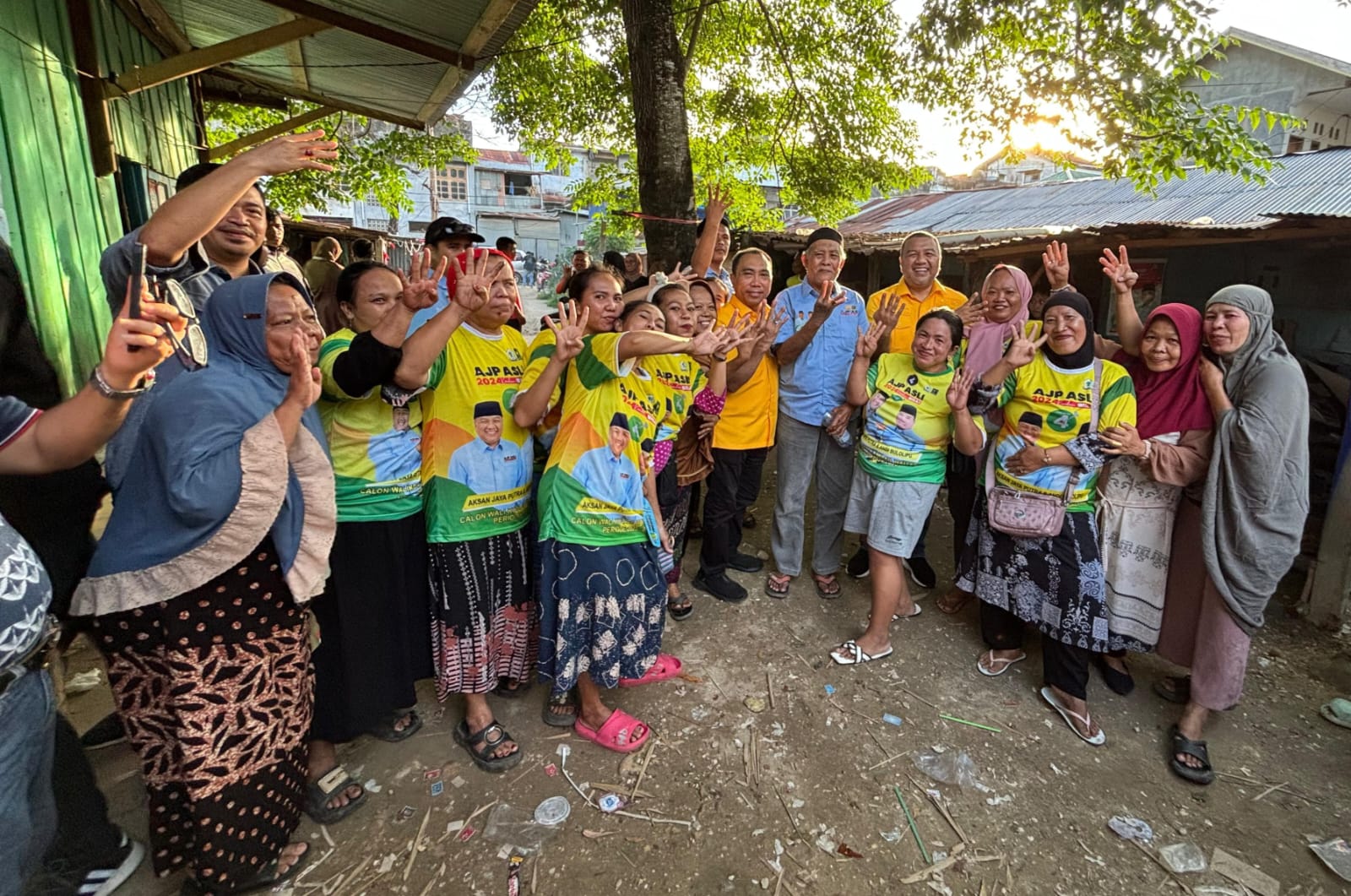 Aksan Jaya Putra dan Andi Sulolipu terus perkenalkan program prioritas kepada masyarakat Kota Kendari dengan cara blusukan langsung. (Foto: Ist/KR)